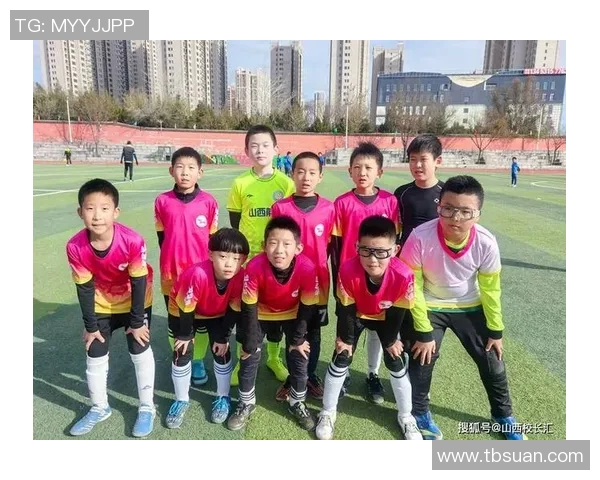 足球明星与小学生展开趣味对抗赛展现技艺与团队精神的精彩瞬间 足球明星与小学生展开趣味对抗赛展现技艺与团队精神的精彩瞬间