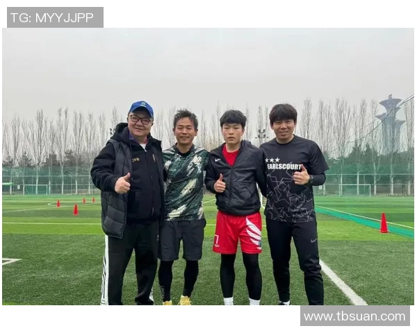 中国球迷追逐足球明星入住酒店的热情与故事 中国球迷追逐足球明星入住酒店的热情与故事