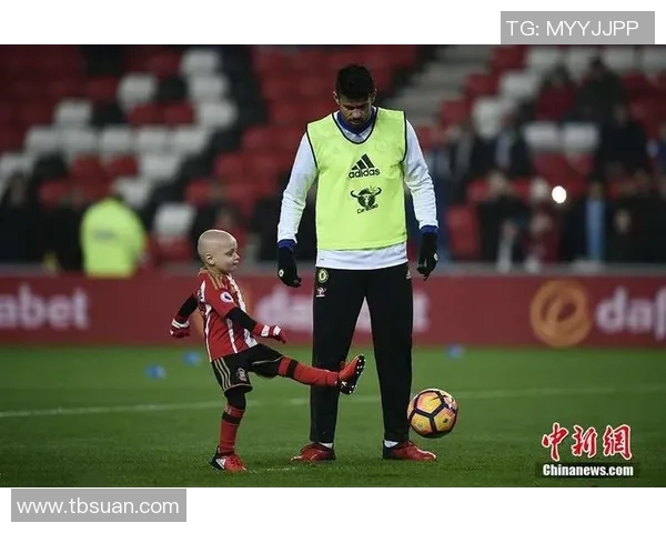 足球明星为男孩演示精彩动作激励梦想成真助力未来之路 足球明星为男孩演示精彩动作激励梦想成真助力未来之路